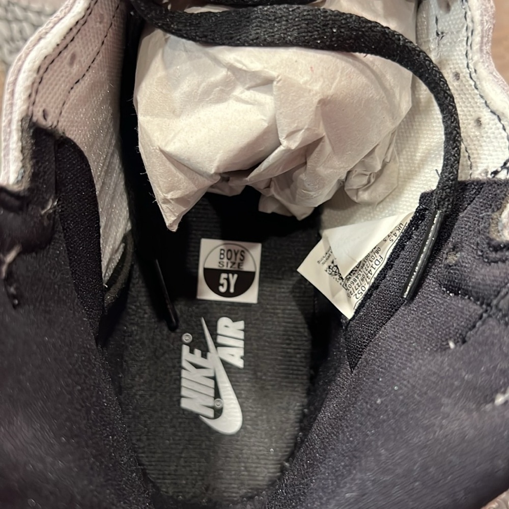 Nike Air Jordan 1 Retro High OG - Picture 4 of 10